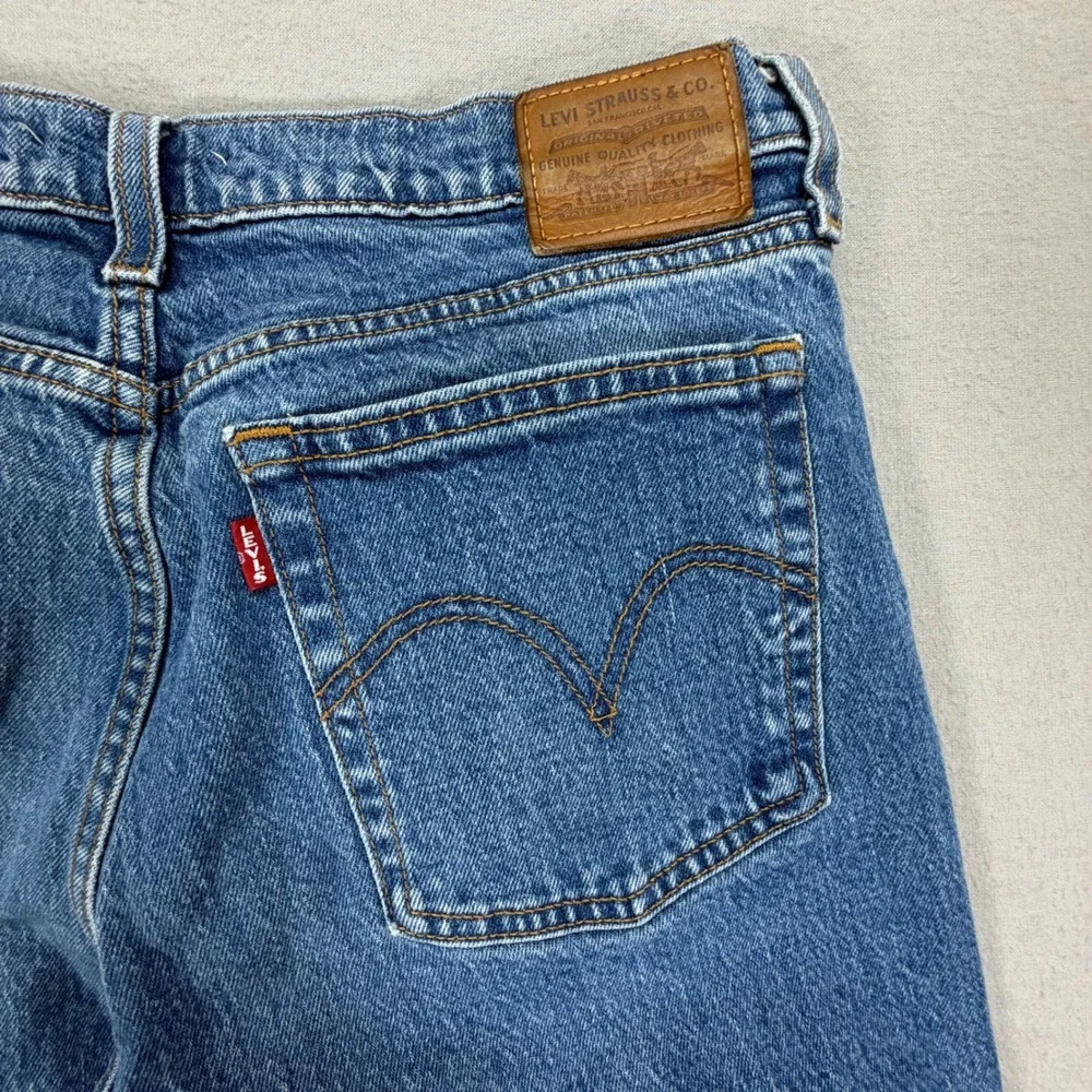 Levis Premium Wedgie Straight Distressed‎ Jeans Blue Medium Wash 29